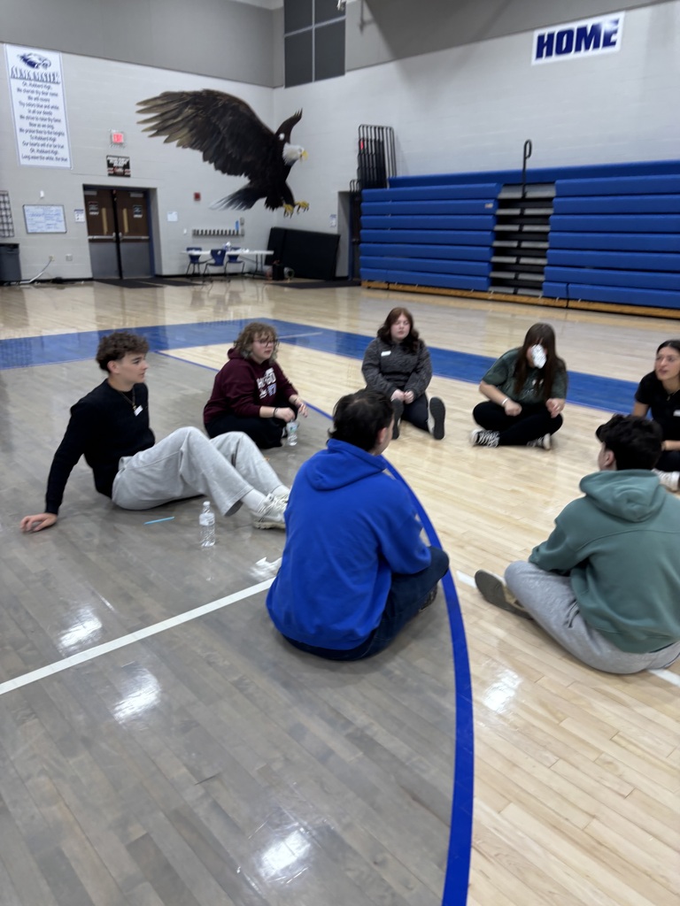 Hubbard High School Link Leaders participate in team-building and leadership activities during training.