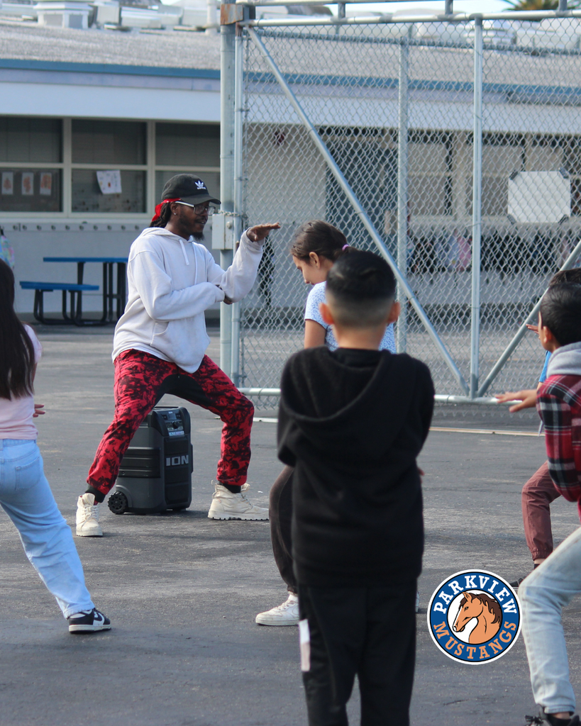 kids dancing during hip hop class with mr ant.