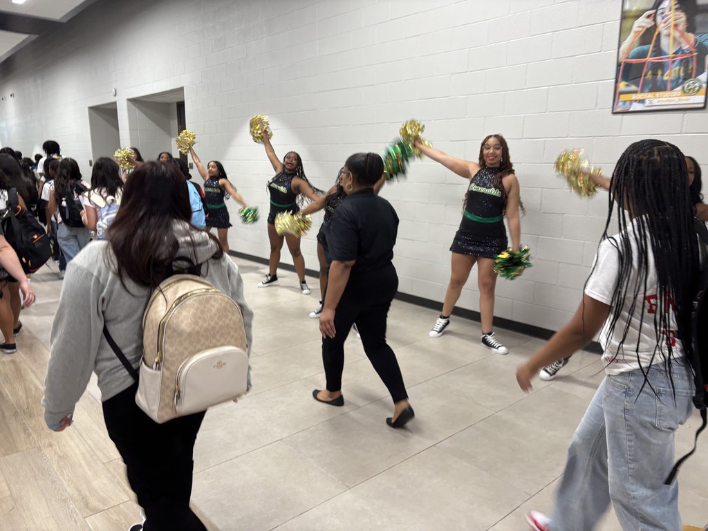 Emeralds cheering new students