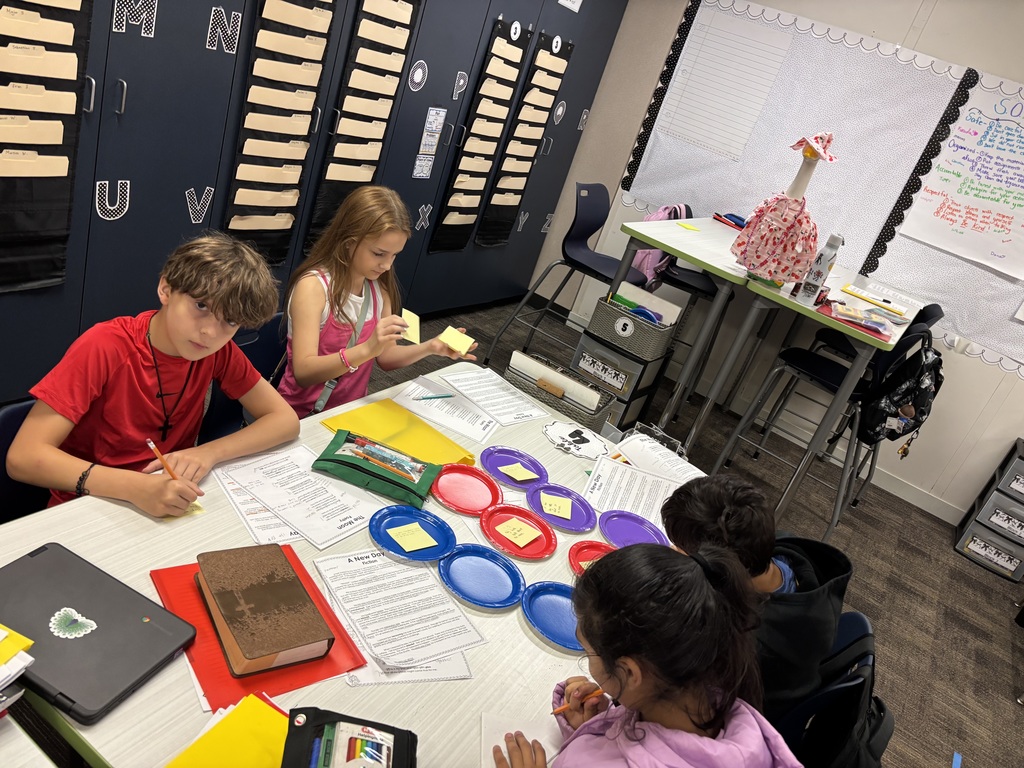 Color-coded thinking! Students used 3 plates to compare and contrast two texts—making connections clear, fun, and memorable. #LiteracyInAction #CompareAndContrast