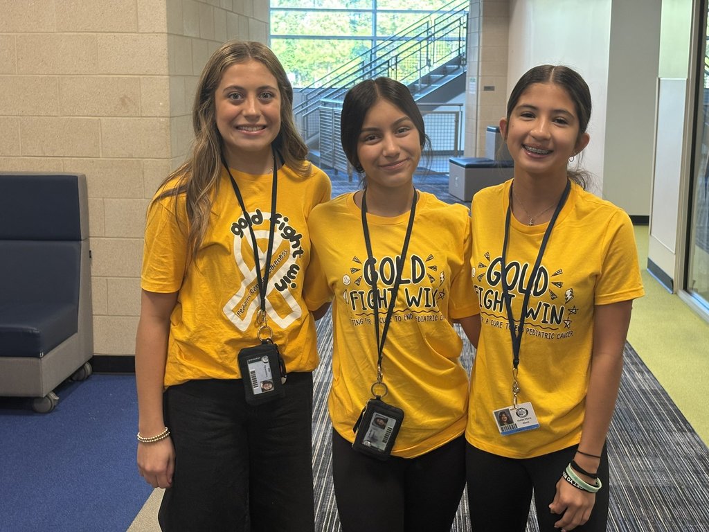 Students in Gold t shirts