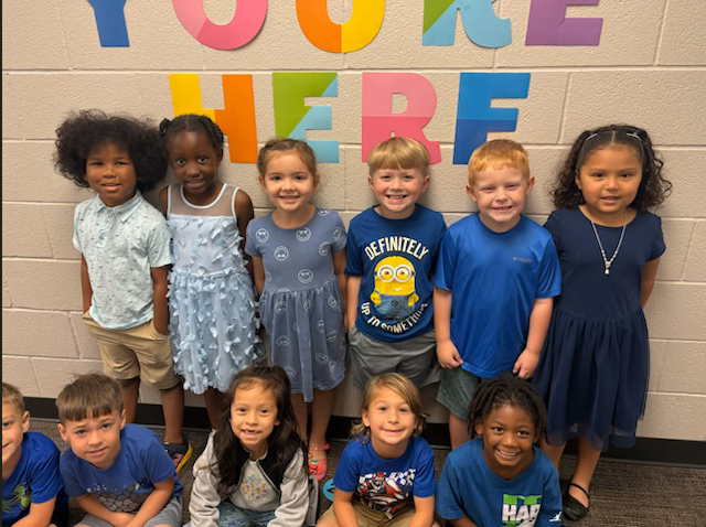 Kinder in blue