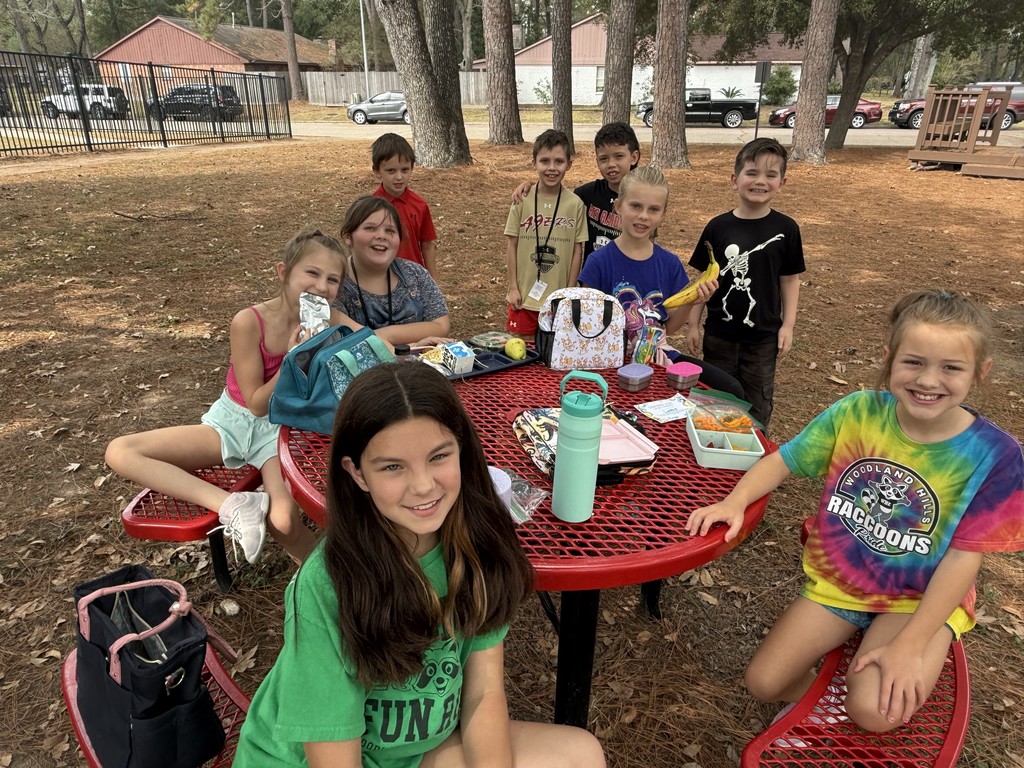 3rd grade eatting lunch 