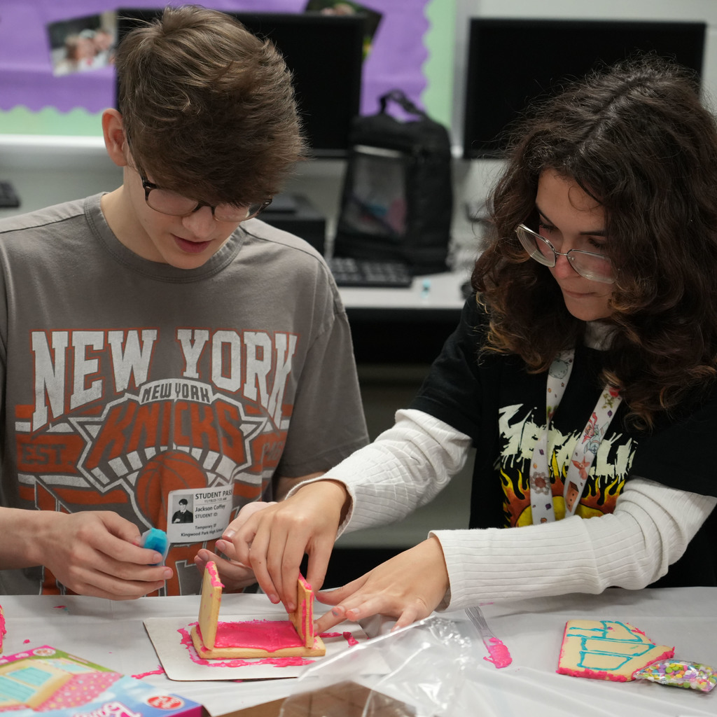gingerbread house building