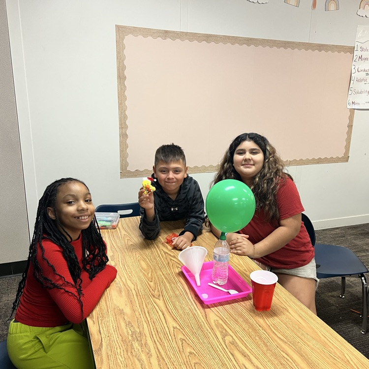 kids doing science experiment