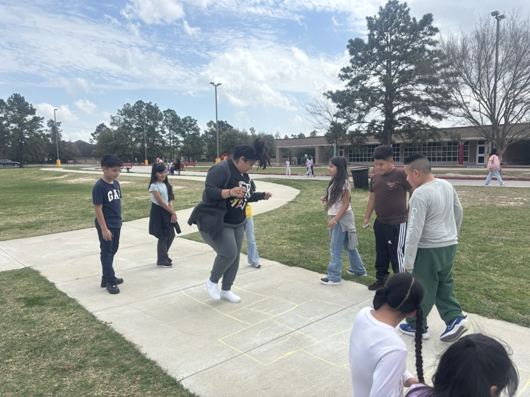 Ms. Alvarado teaching “el avióncito” 