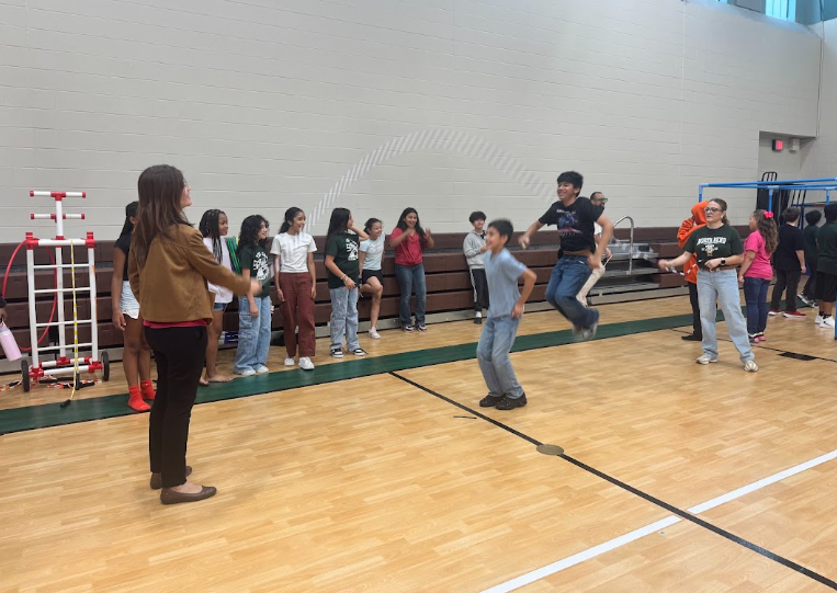 Ms. Cuello and Ms. Moretti holding the jump rope for the students.