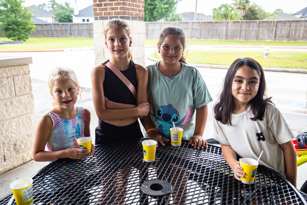 Students eating Kona Ice
