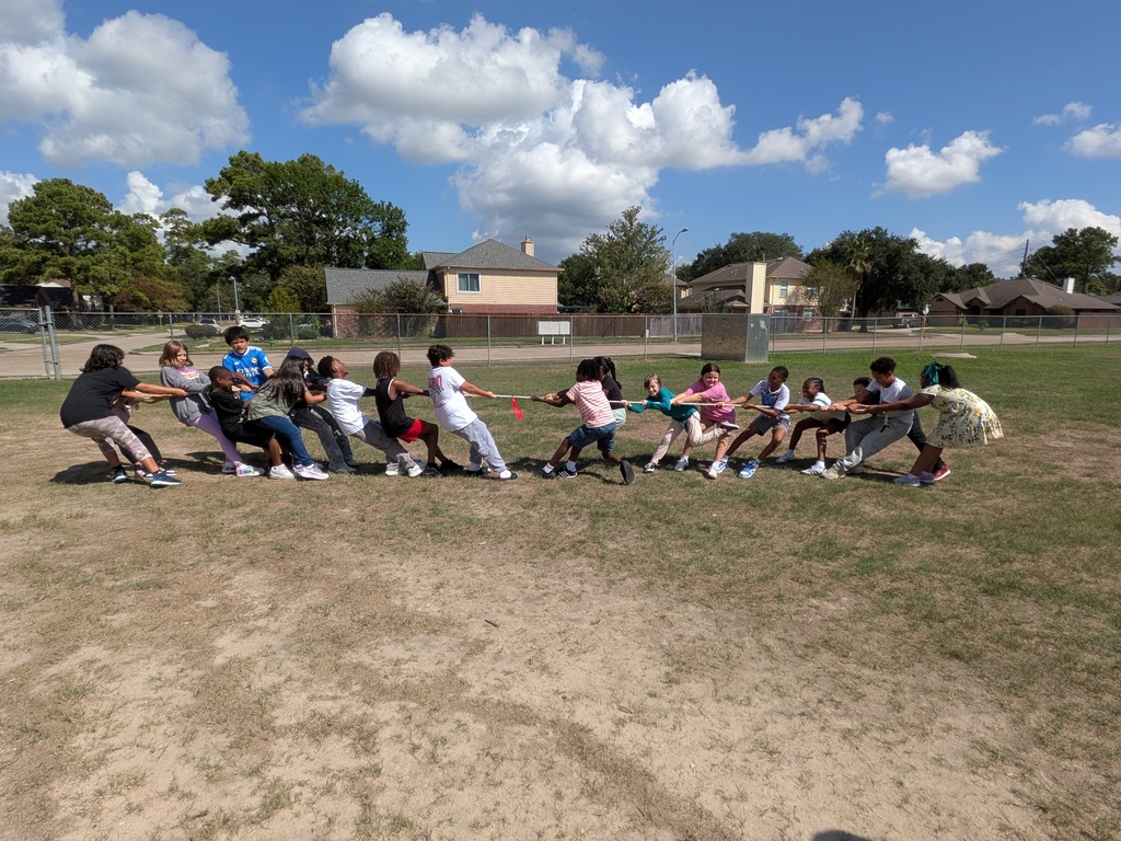5th grade students playing tug of war