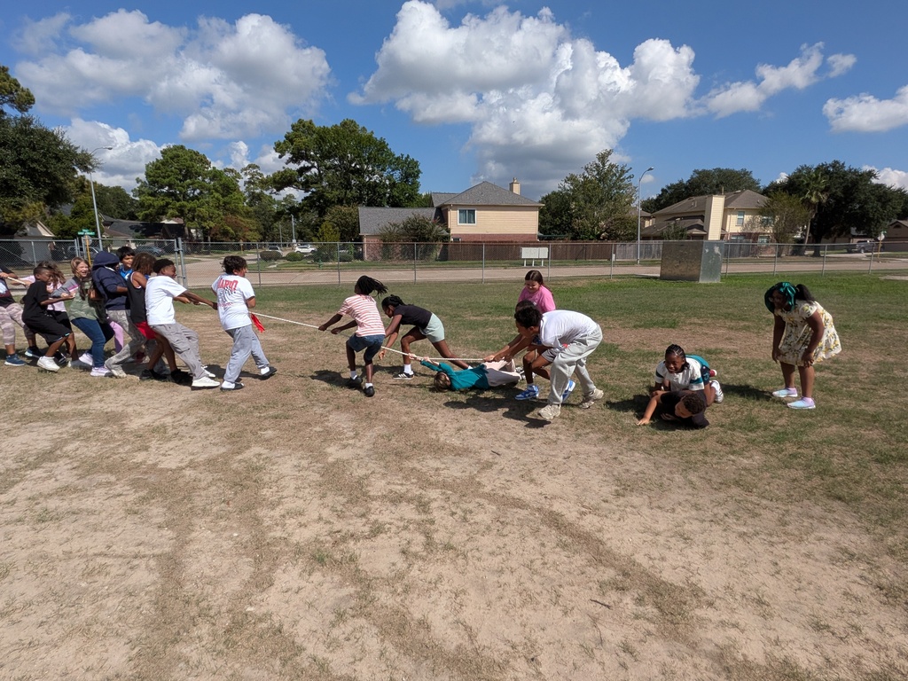 5th grade students playing tug of war