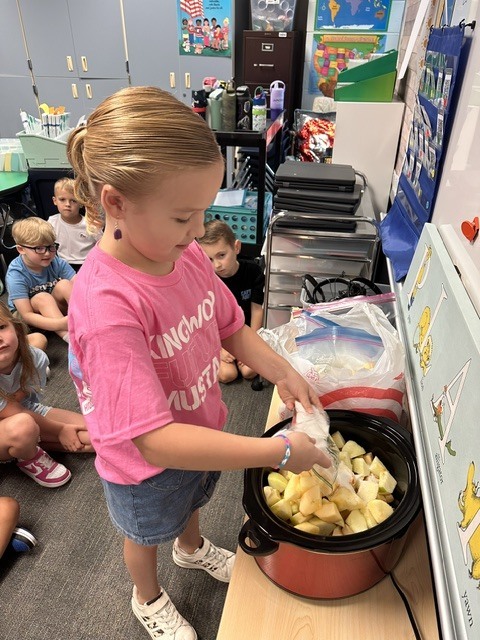 1st grade making applesauce