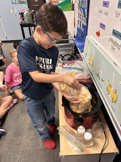 1st grade making applesauce