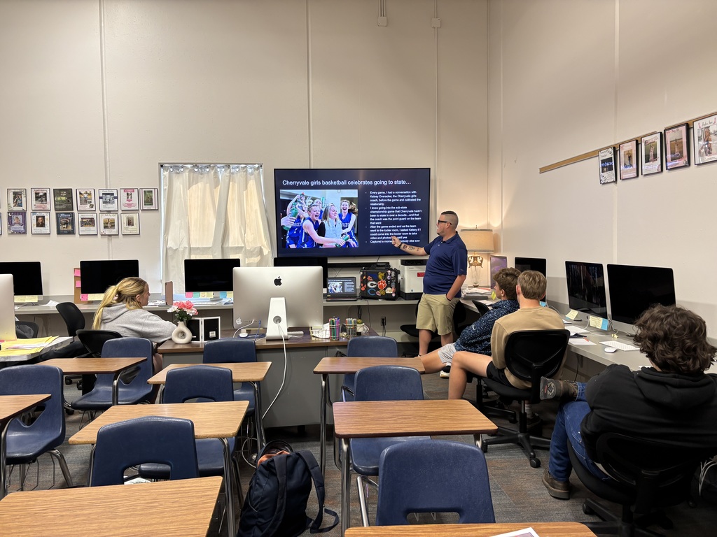 Sean speaks to journalism students. 