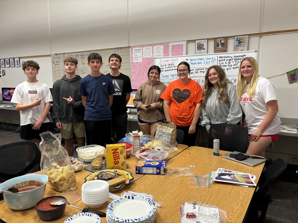 Newspaper students gather for a photo 