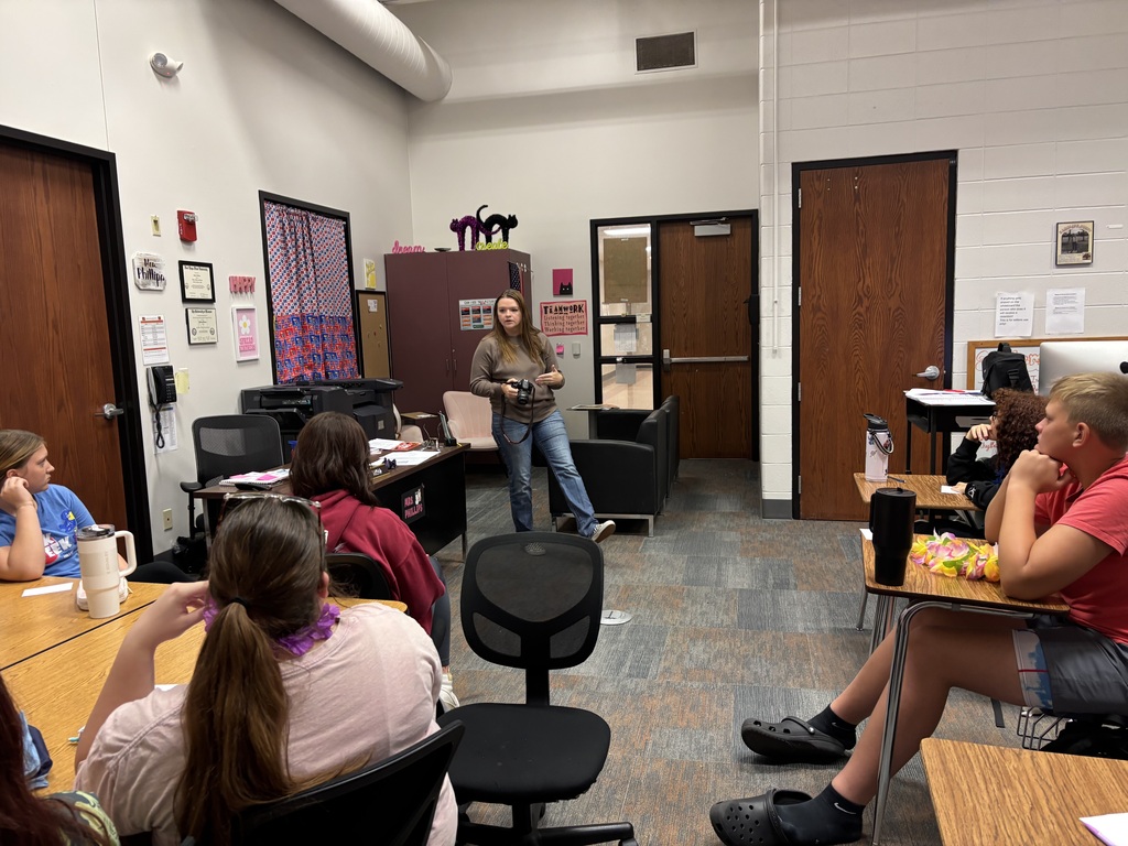 Kasey Gaddy speaks to HHS student journalists.