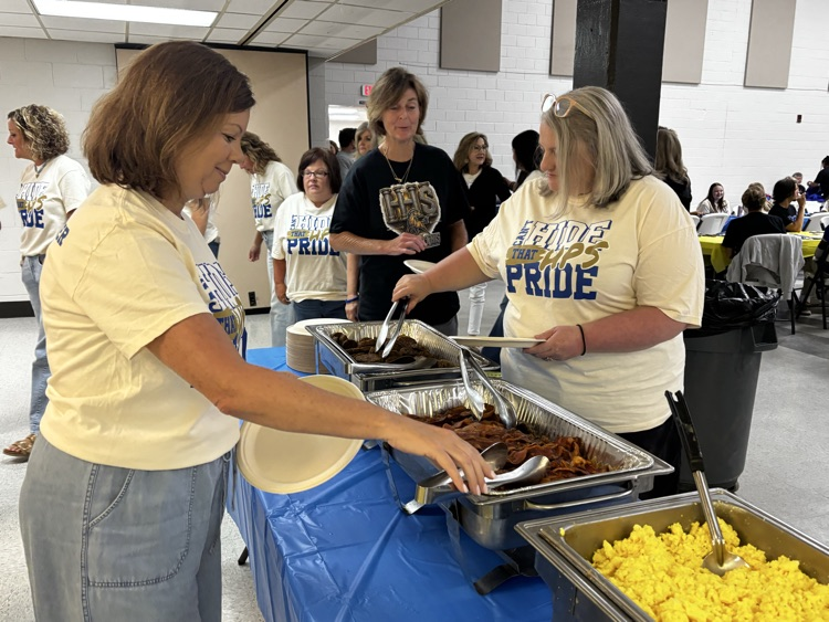 HSSD Teachers getting breakfast