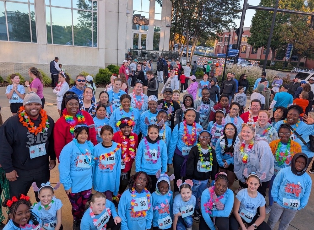 Morris Elementary students, teachers and parents standing in a  group to take a picture before the race begins