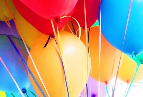 close up picture of red, yellow, and blue balloons 