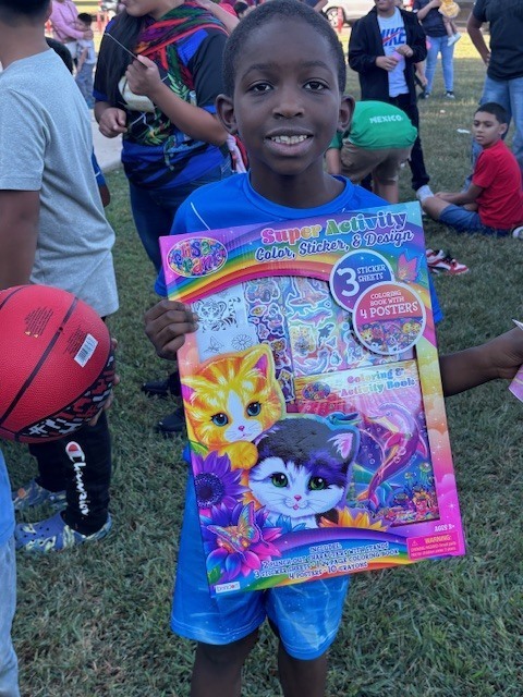 Student wth his prize from Loteria.