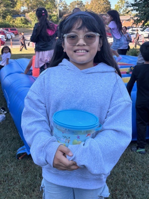 Loteria winner and her sidewalk chalk prize.