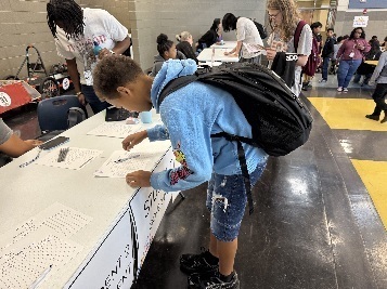 A student signs up for Student Government