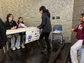 A student signs up for National Junior Honors Society
