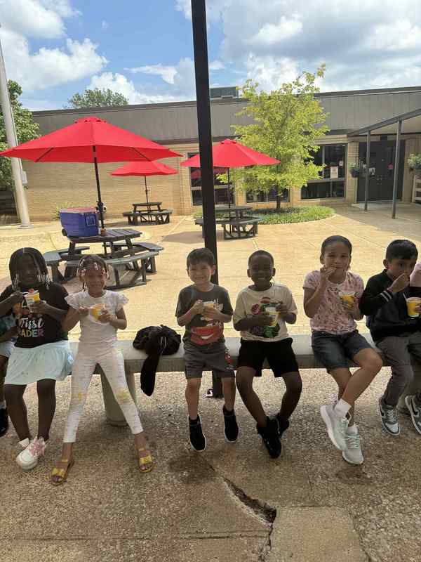 Students eating their Kona Ice