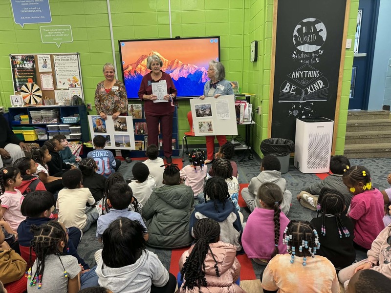 DAR presenters teaching Kindergarten and 1st graders about the former presidents.