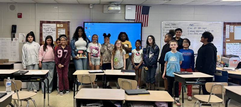 United Way volunteer with Ms. Vidaurri's class