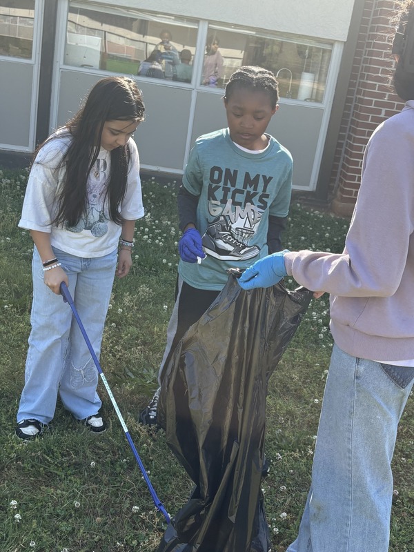 Students picking up trash around campus