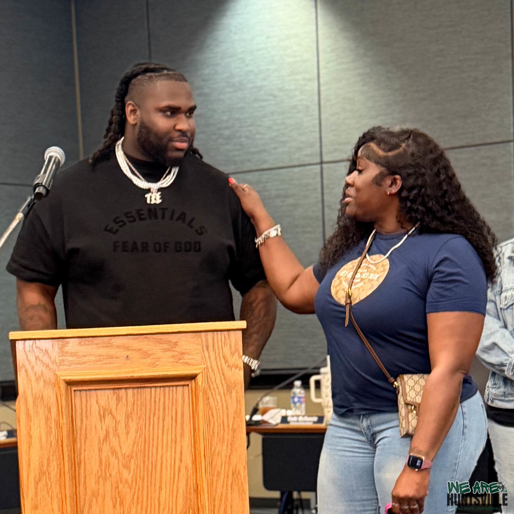 T'vondre Sweat Getting the Key to the City- he shares a tender moment with his mom