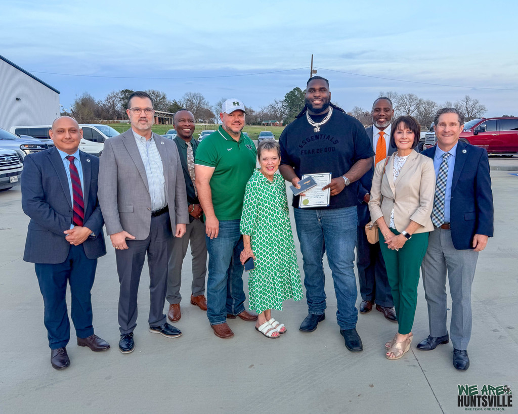 T'vondre Sweat Getting the Key to the City- group with lots of huntsville isd folks