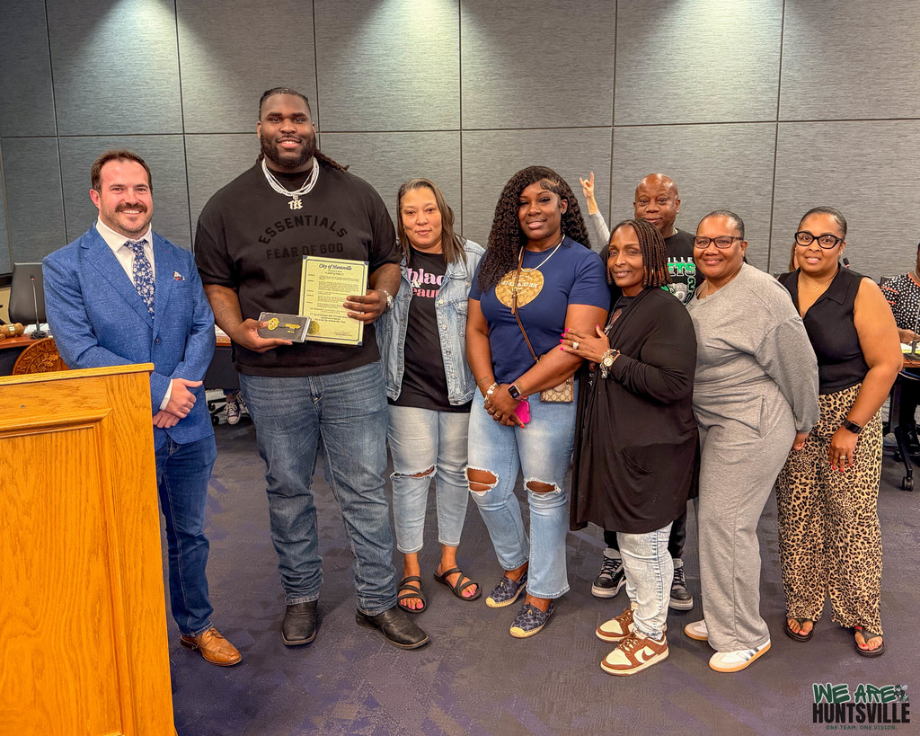 T'vondre Sweat Getting the Key to the City- group with podium