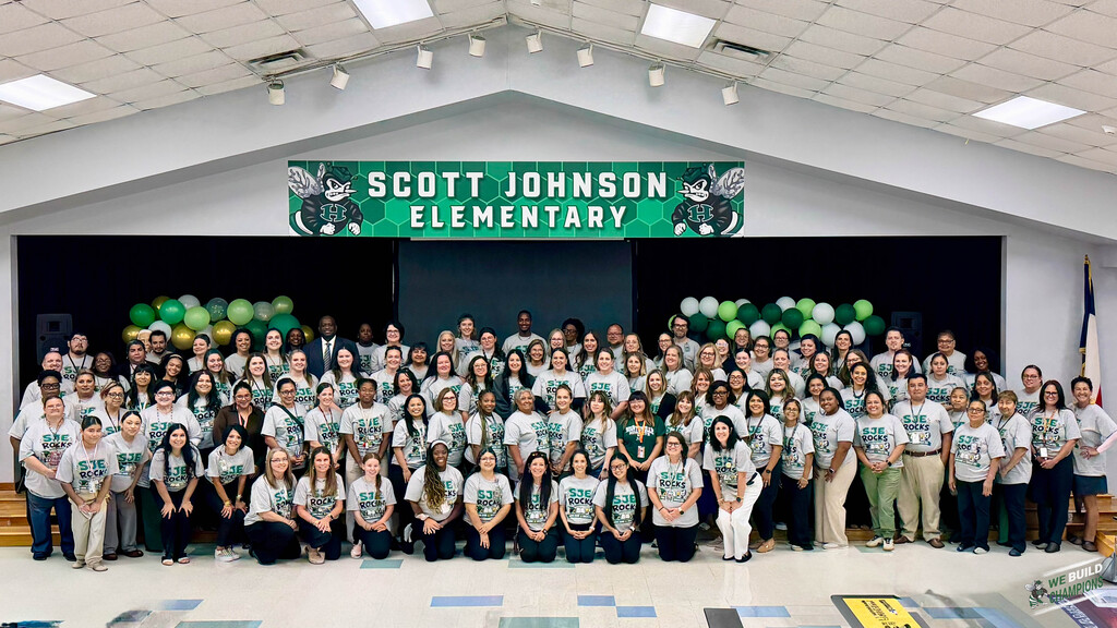 Scott Johnson Elementary Staff Photo with Mr. Fanning