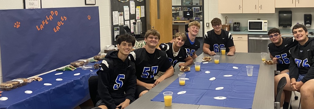 Our Lakeland Seniors came back to greet students at morning drop off.