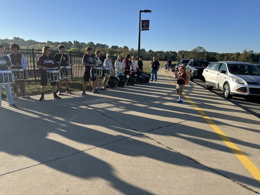 HVS Band welcoming students . Students clapping for band