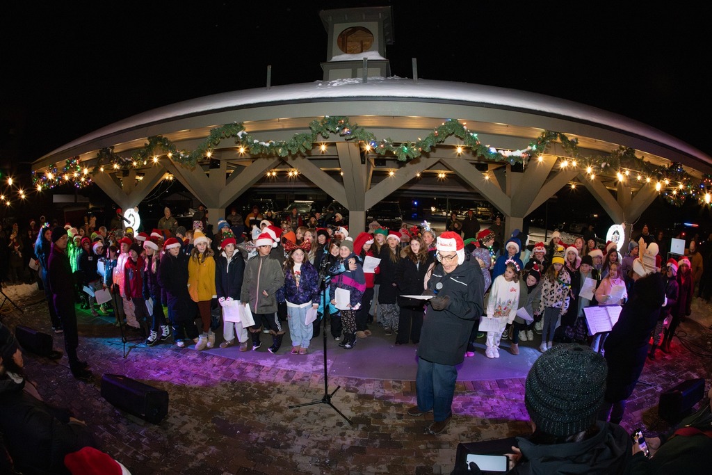4th & 5th Grade Students signing at the Highland Tree Lighting