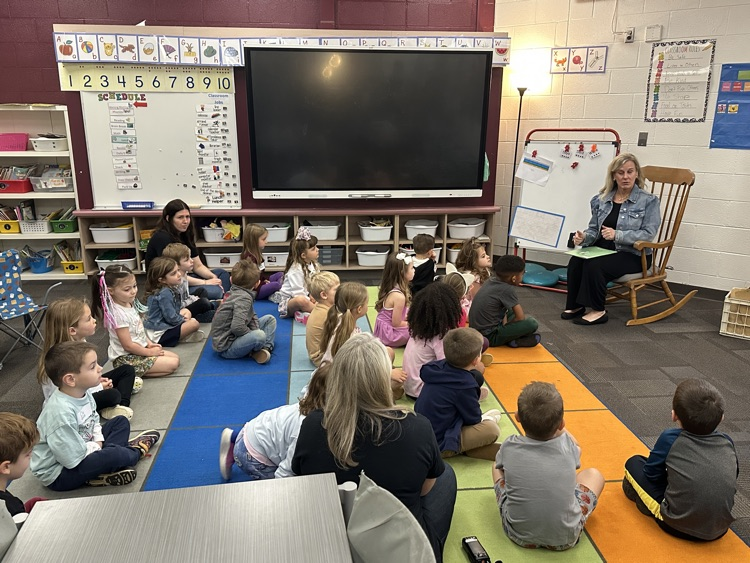 k day students listening to story
