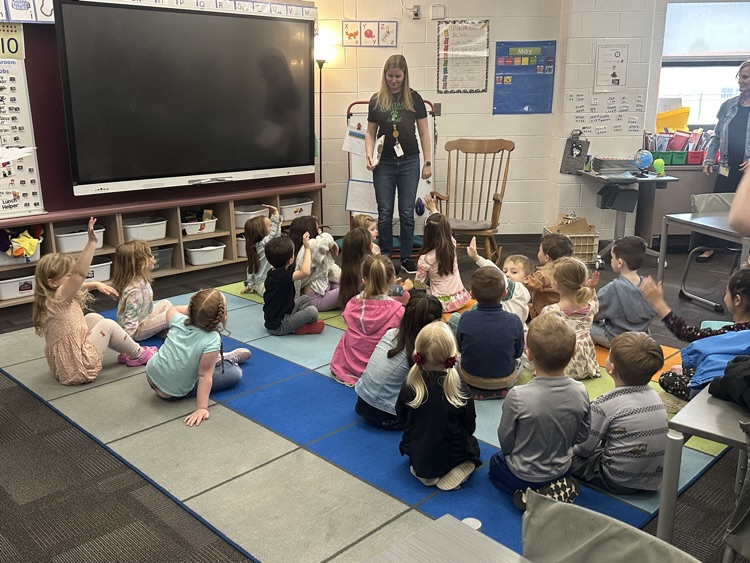 k day students listening to teacher