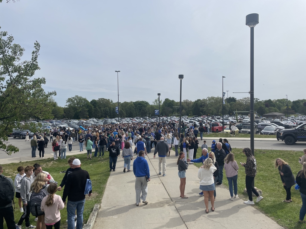 Lakeland seniors walk out to parents lining sidewalks for senior clapout