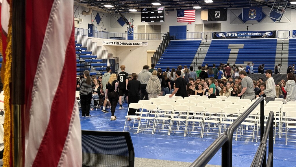 SHOT OF SEVERAL STUDENTS WALKING DURING A GRADUATION REHEARSAL
