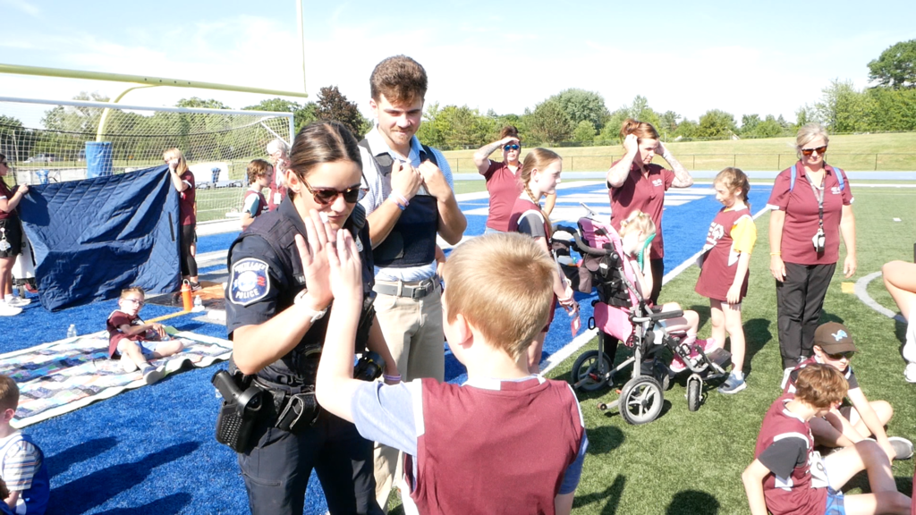Police officer high fiving a unified athlete