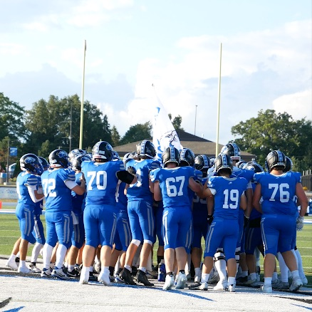 football players huddling up before a game