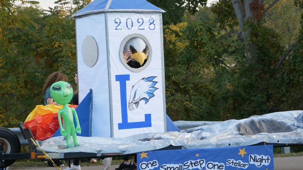 Float in parade that shows an eagle 