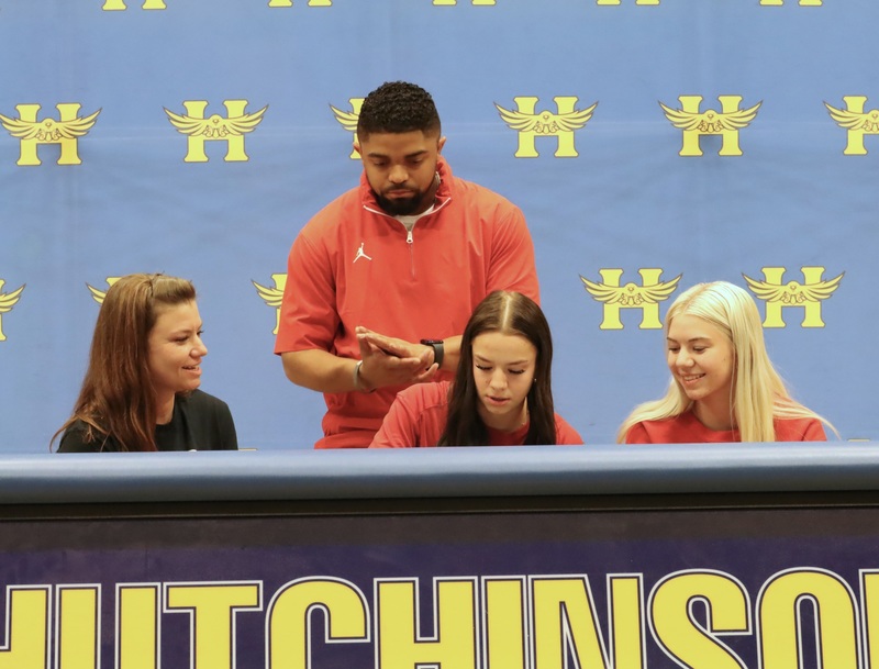 Jenna Giles commits to Friends