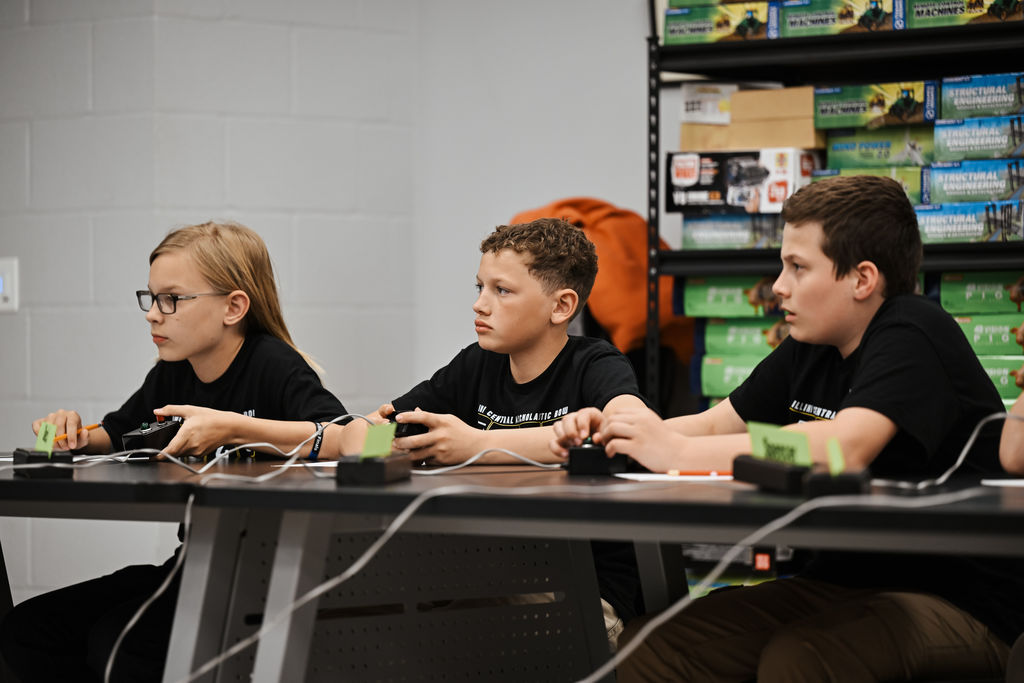 Three MS scholatic bowl members