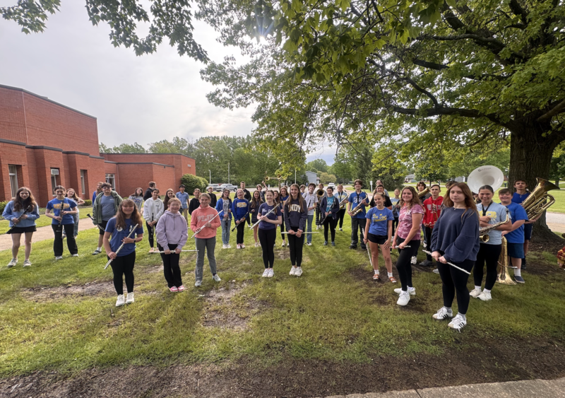 middle school students welcome primary school fourth graders for preview day