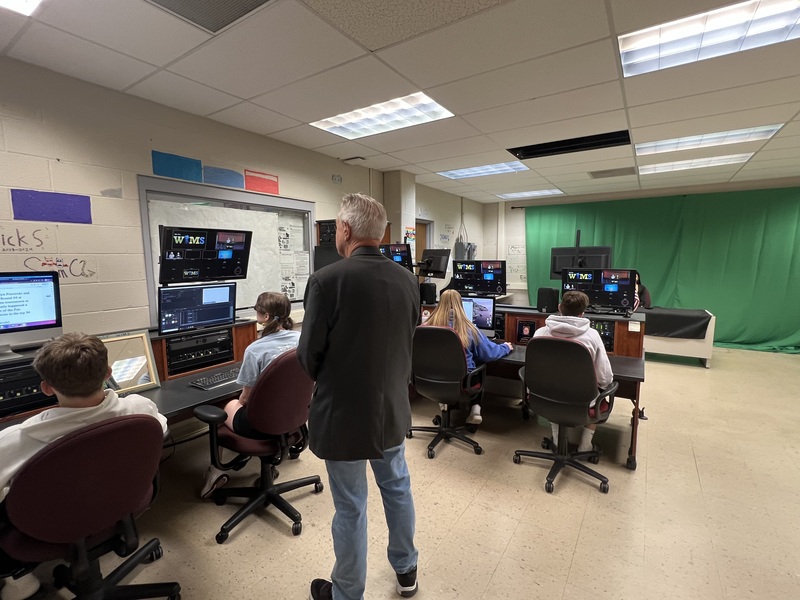 Ed Flash Ferenc visits middle school broadcasting class