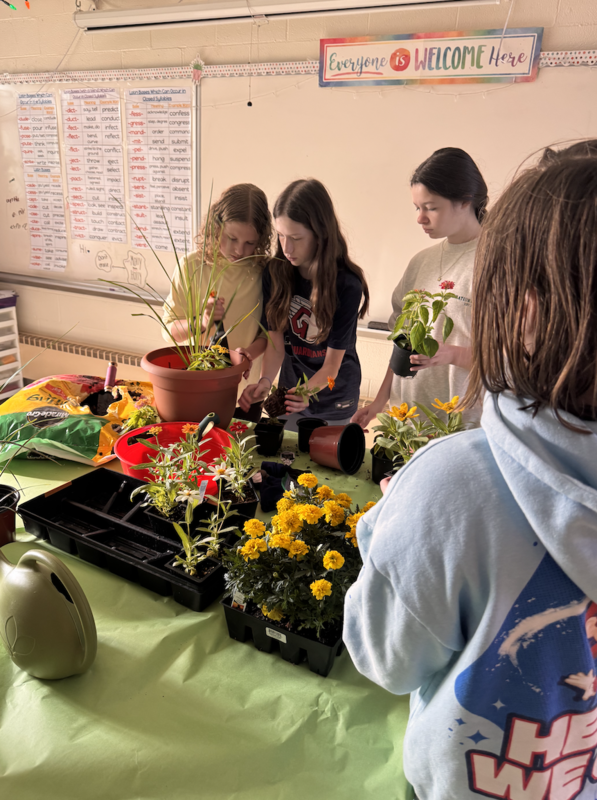Independence Middle School Students Explore New Interests During First Mini Course Day