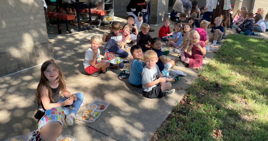Students eating lunch with Fire Fighters